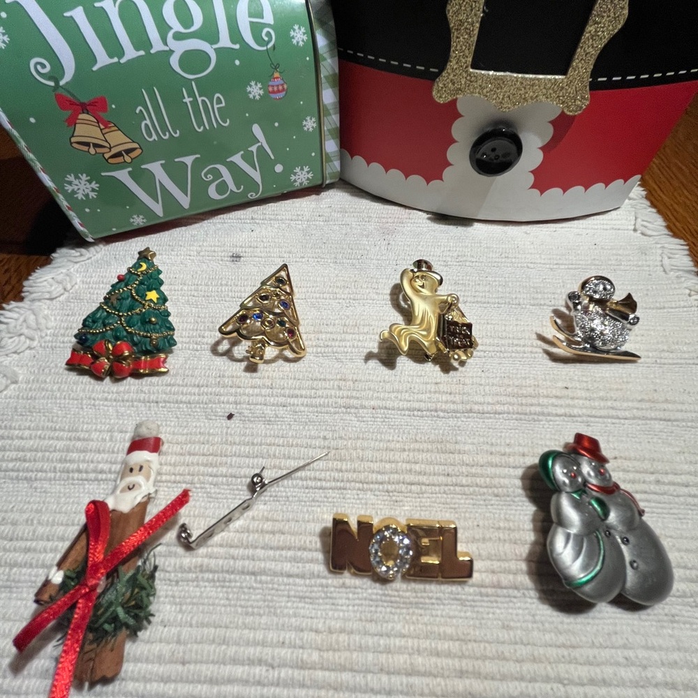 🎁🤶Holiday, very vintage broaches in great shape!🤶🎁